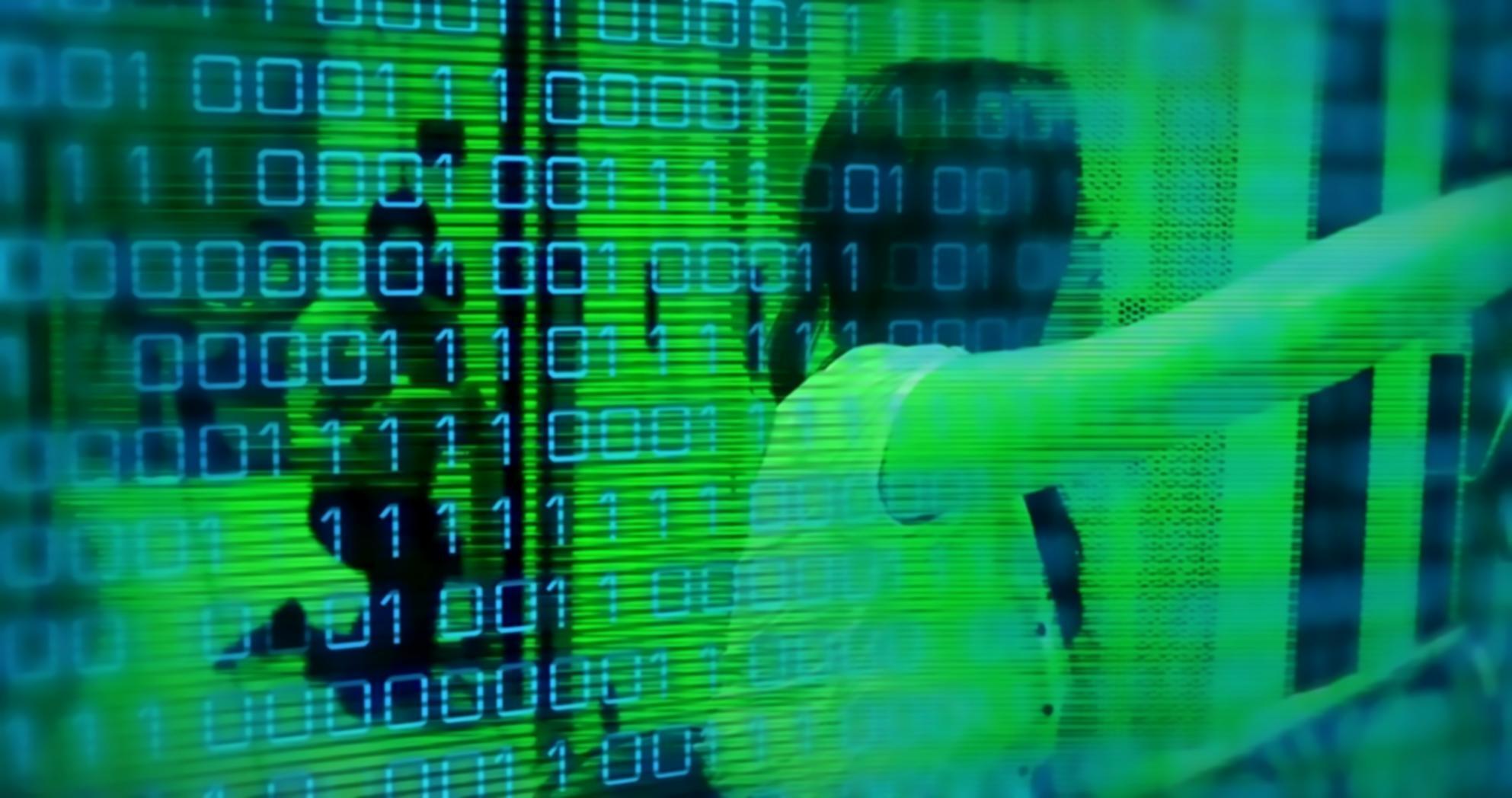 Estudiante trabajando en diseño UI en computadora moderna